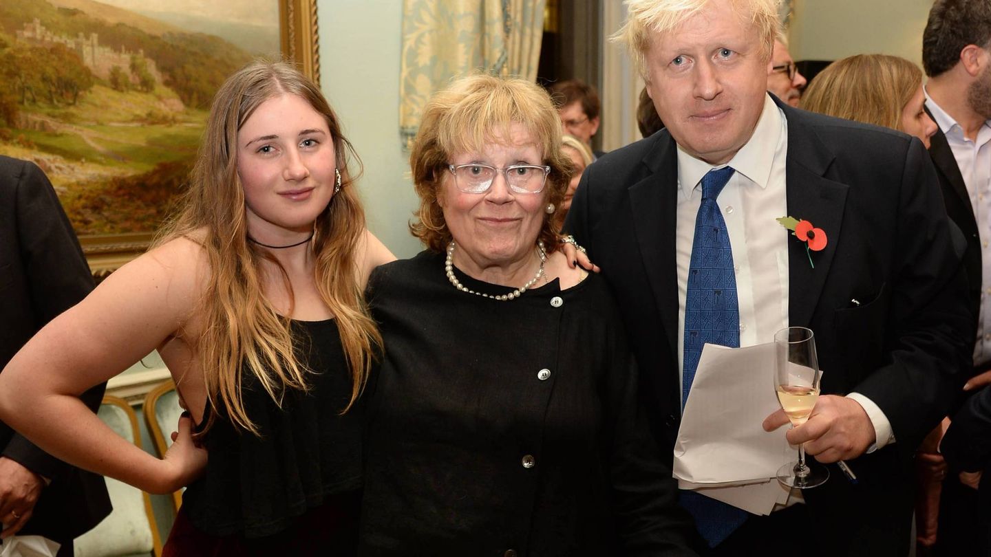 Lara Johnson junto a sus padres, Marina y Boris Johnson. (Cordon Press)