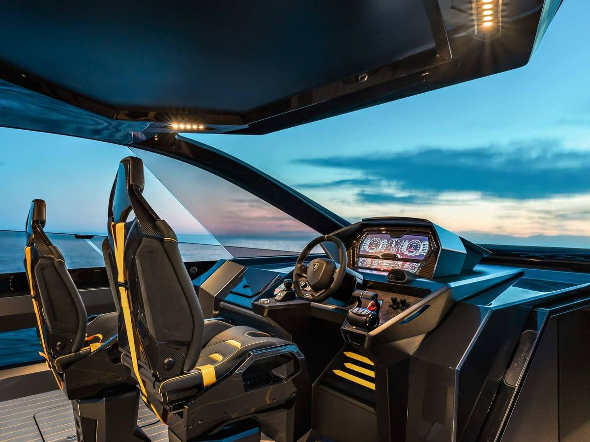 Foto: Impresionante puesto de pilotaje de este Lamborghini del mar, similar al cockpit de los coches de la marca.  