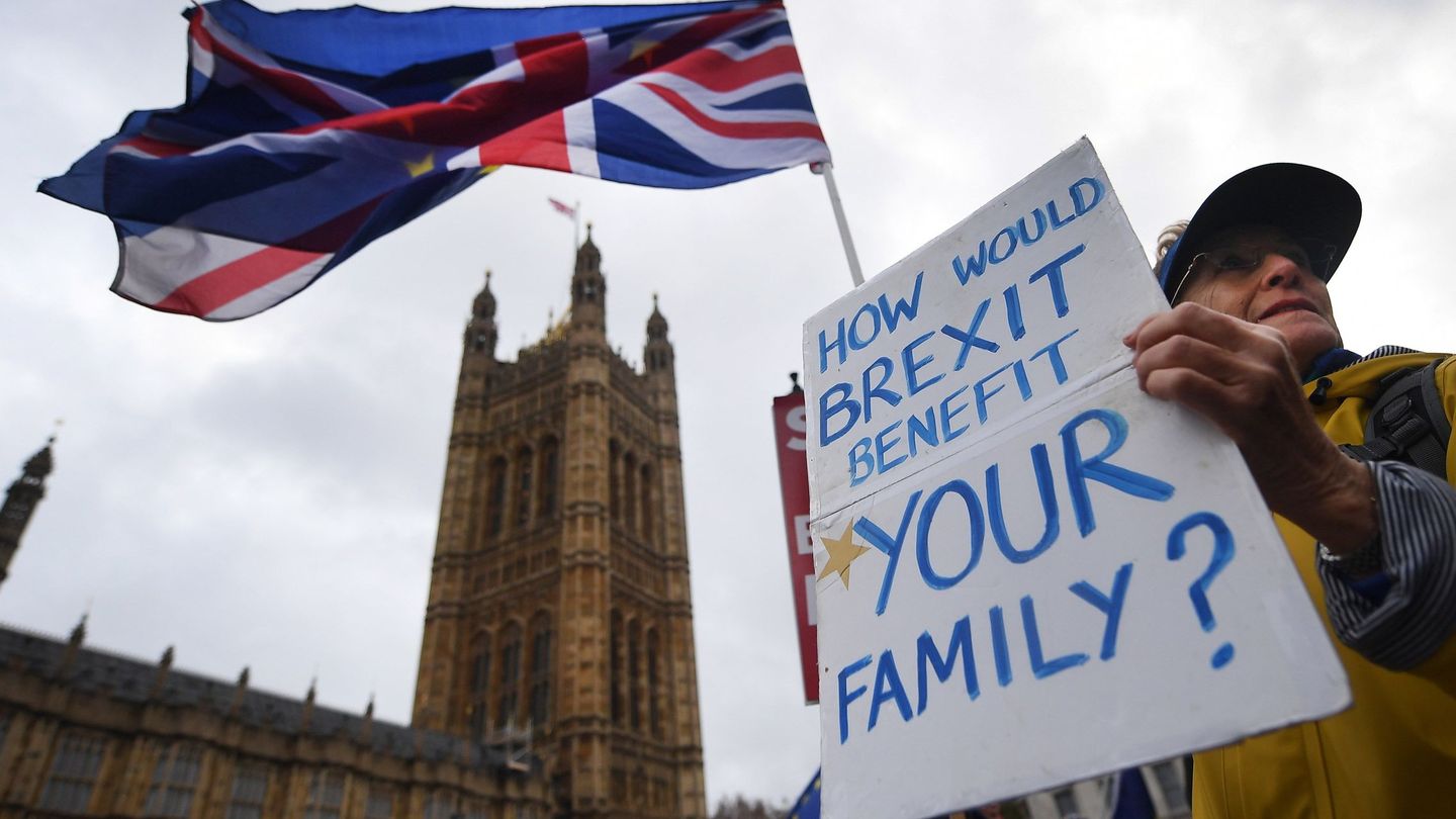 Manifestantes contrarios al Brexit protestan ante el Parlamento en Londres, Reino Unido. (EFE)