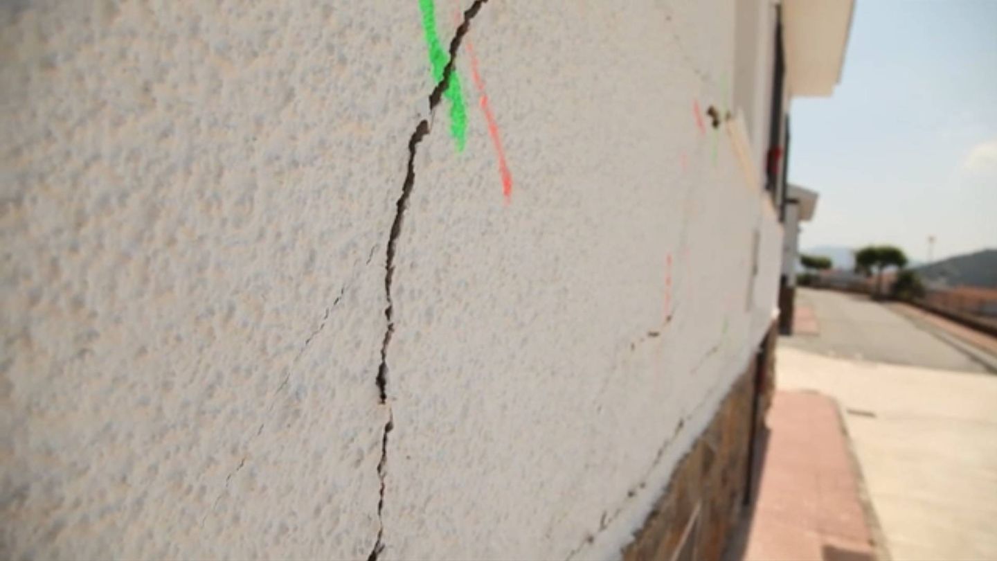 Brecha en la pared de una casa de una de las urbanizaciones aledañas a Yesa, ya demolidas. (Documental 'Los malos sueños de René Petit')
