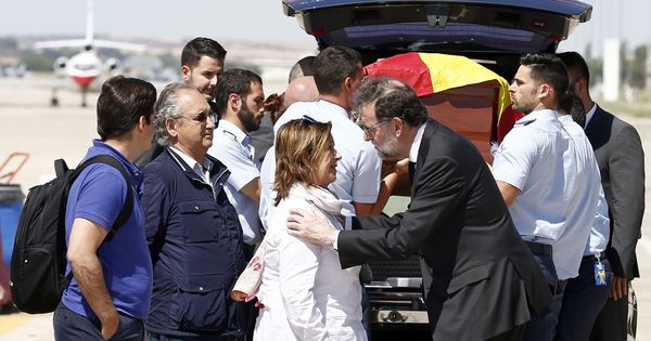 Foto: El presidente del Gobierno, Mariano Rajoy, saluda a la familia de Ignacio Echeverría. (EFE)