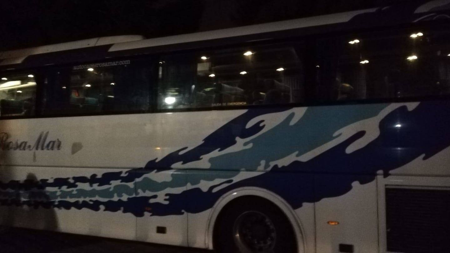 Así se ha quedado el autobus de HazteOir después de que la Policía retirase los vinilos antifeministas. 