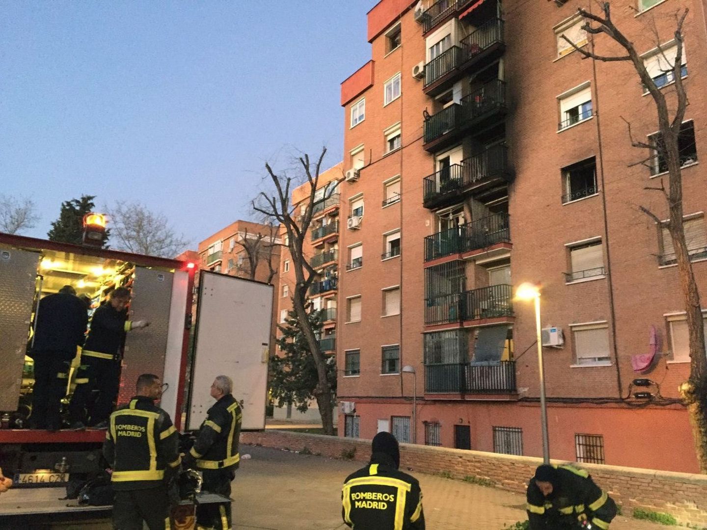 GRAF5387. MADRID, 26 01 2019.- Un hombre ha muerto y tres personas han resultado heridas grave en un incendio originado esta mañana en el tercer piso de una vivienda ubicada en la Ronda Sur en Puente de Vallecas. Sobre las 6 de la mañana los servic