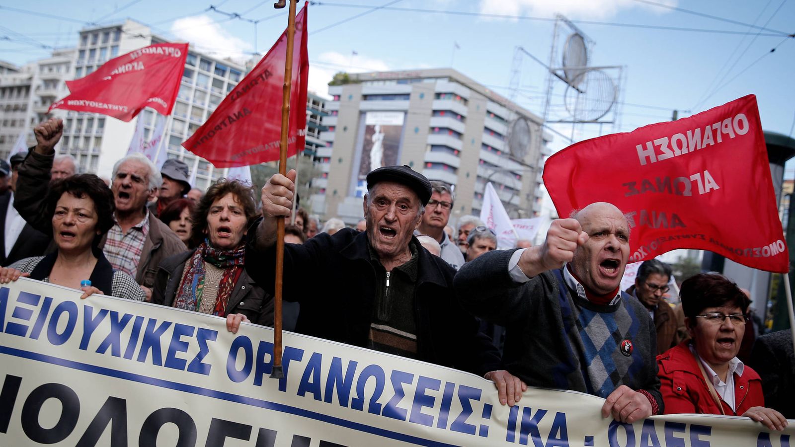 Foto: Pensionistas durante una protesta contra los recortes en las pensiones aplicados por Tsipras, en Atenas. (Reuters)