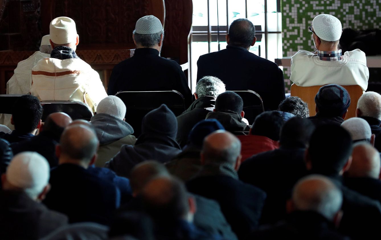 Musulmanes belgas rezan en la Gran Mezquita de Bruselas. (Reuters)