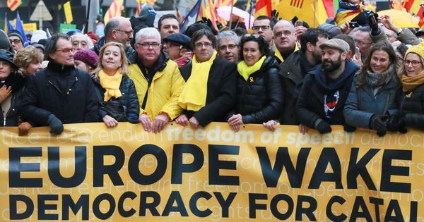 Foto: El expresidente de la Generalitat Carles Puigdemont en la cabecera de la manifestación independentista en Bruselas. (EFE)
