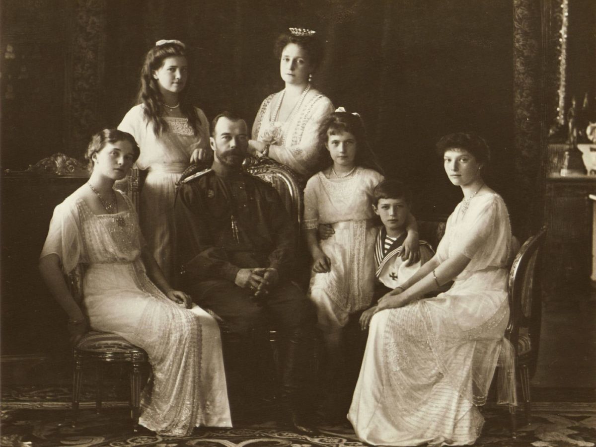 Foto: Nicolás II con su familia. (CP)