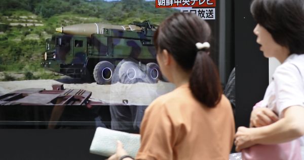 Foto: Dos mujeres japonesas pasan delante de un televisor que informa sobre el lanzamiento de un misil intercontinental, en Tokio, el 29 de julio de 2017. (Reuters)