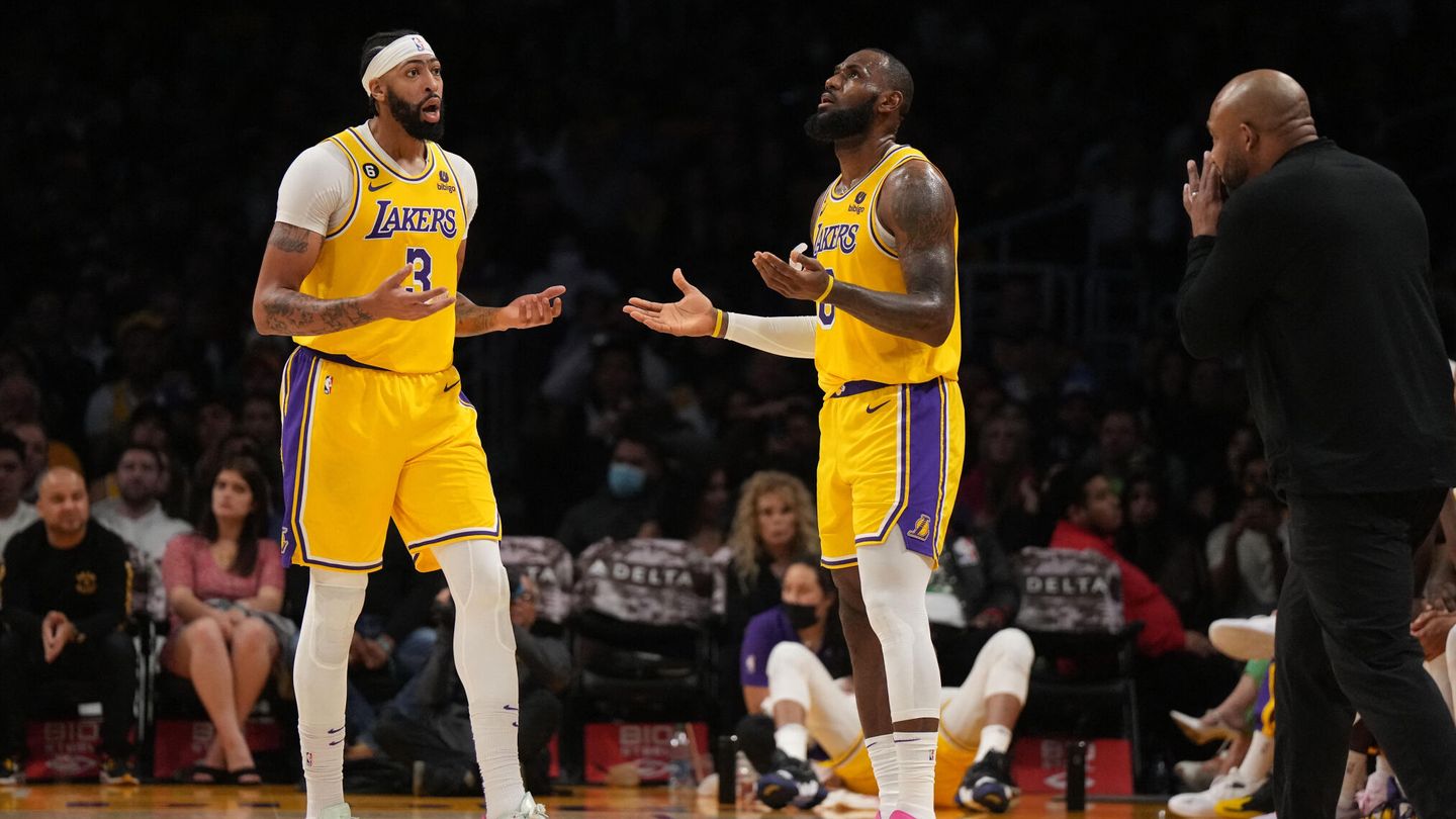 Anthony Davis y LeBron James durante un partido de los Lakers.