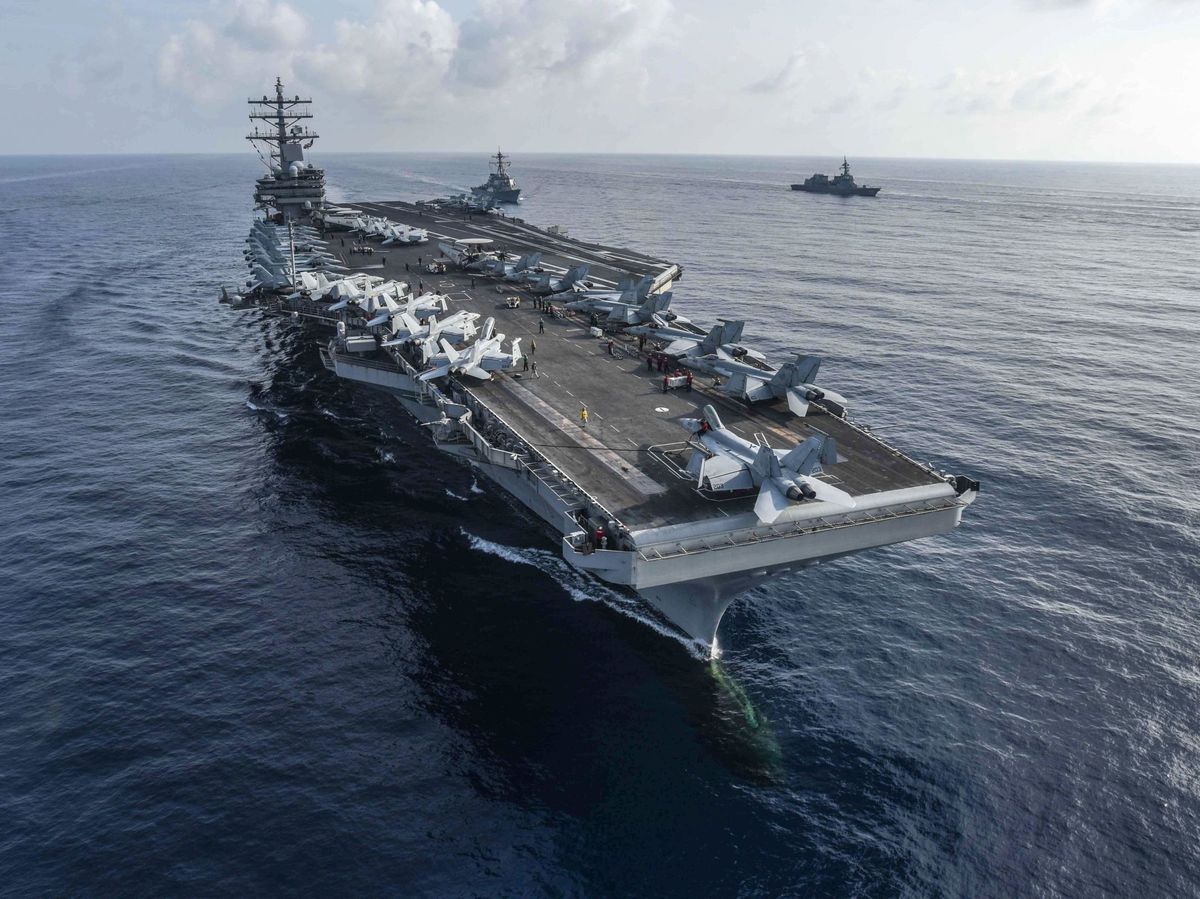 Foto: El portaaviones USS Ronald Reagan y el destructor USS Milius. (EFE)