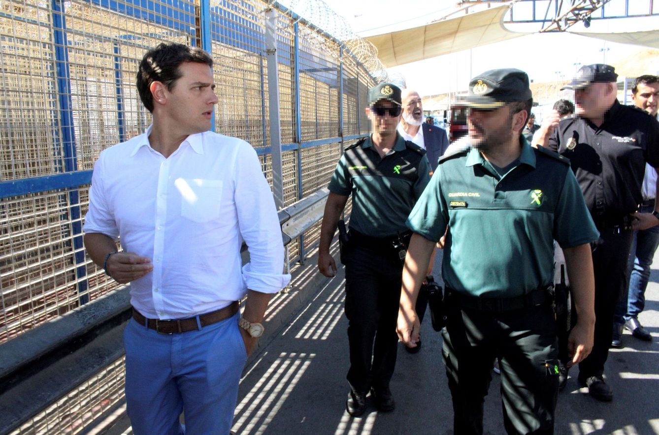 El presidente de Ciudadanos, Albert Rivera, en su visita a la valla de Ceuta. (EFE)