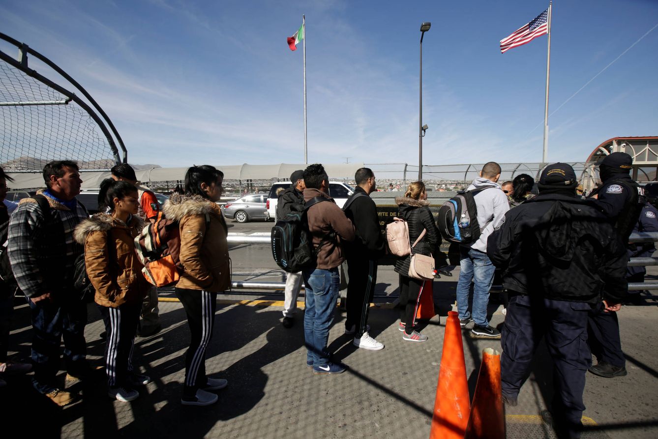 Un grupo de personas hace cola para solicitar asilo en EEUU, en Ciudad Juárez. (Reuters)