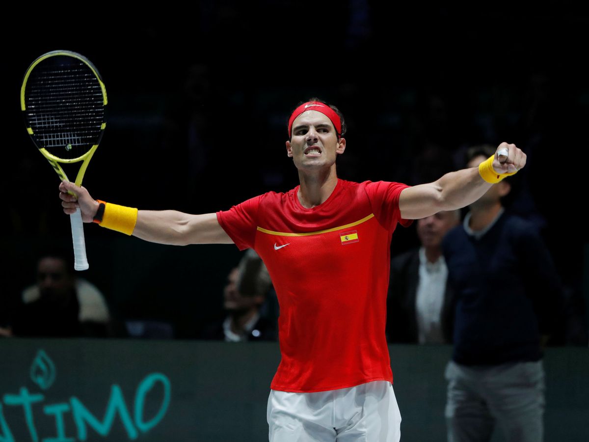 Foto: Rafa Nadal celebra su victoria ante Karen Khachanov con toda la Manolo Santana puesta a sus pies. (Reuters)