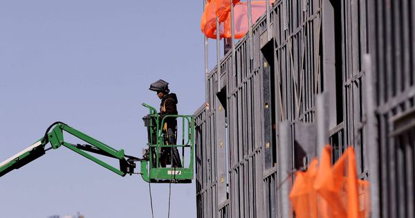 Foto: Un hombre trabaja en la construcción de un edificio. (EFE)