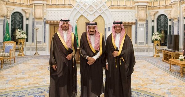 Foto: El rey Salman de Arabia Saudí (centro) posa con los ministros de la Guardia Nacional, Khaled Bin Ayyaf, y de Economía, Mohammed al Tuwaijri, en Riad, el 6 de noviembre de 2017. (Reuters)