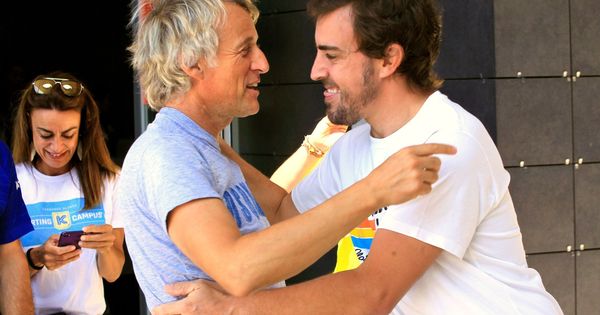 Foto: Jesús Calleja (i) y Fernando Alonso en un acto en el museo del piloto asturiano en julio. (EFE)