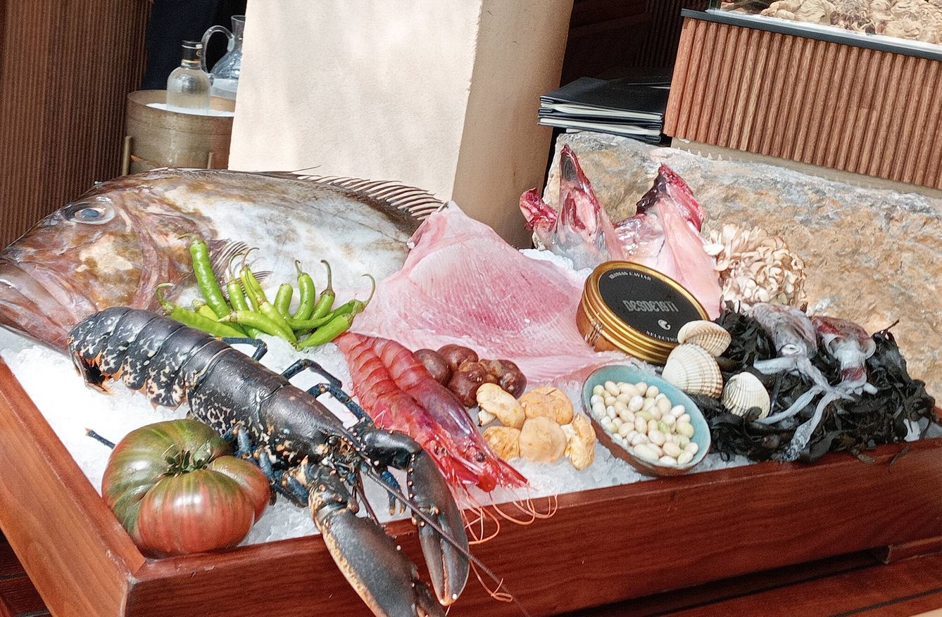 Pescaderías Coruñesas es uno de los principales distribuidores de productos gallegos en Madrid. En la foto, mesa de pescados y mariscos en Desde 1911. (Rafael Ansón)