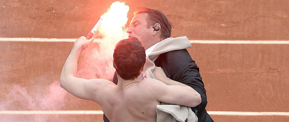 Foto: Activistas contra el matrimonio homosexual en Francia interrumpen la final de Roland Garros