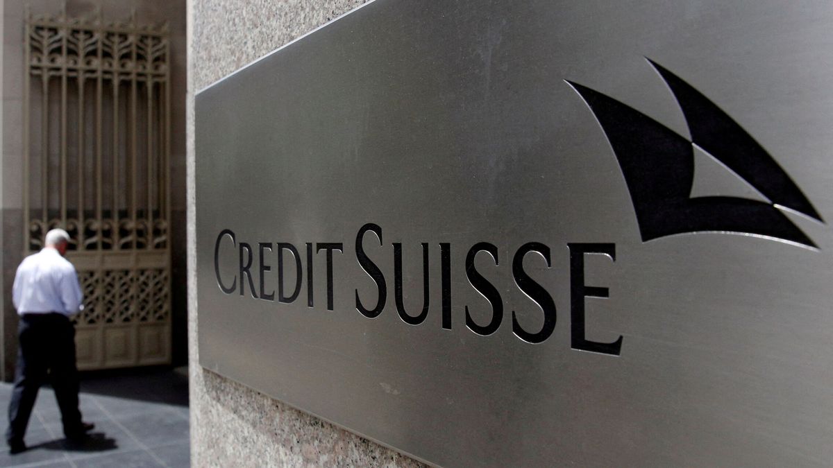 La tormenta prosigue en Credit Suisse: prevé perder 1.500 M y alerta de salidas de dinero 