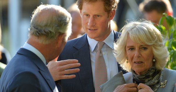 Foto: El príncipe de Gales, la duquesa de Cornualles y el príncipe Harry, en Londres. (Getty)