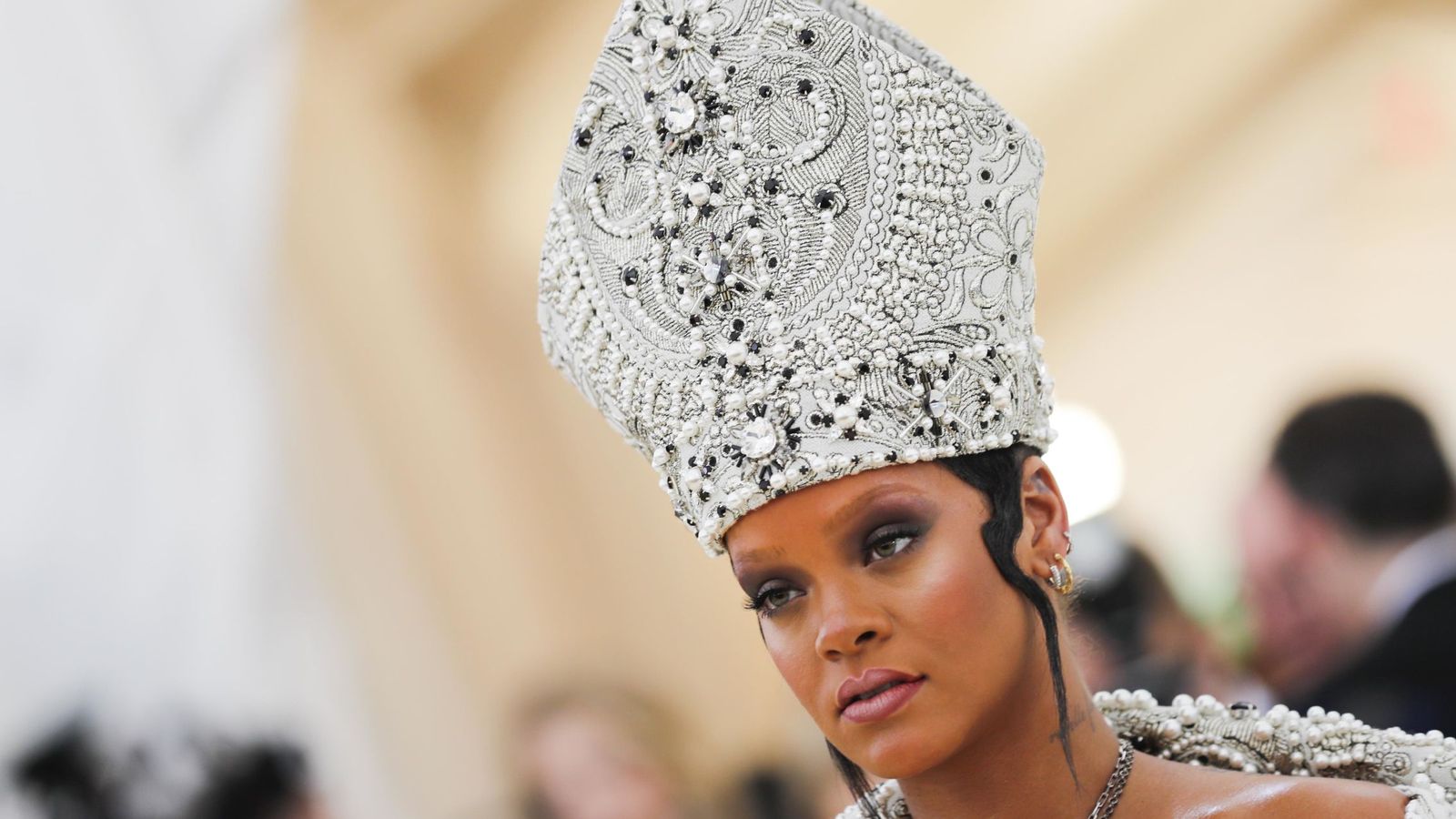 Foto: Con riquísima mitra de pedrería. Así tocó Rihanna su cabeza: con un diseño obra de Galliano. (Imagen: Reuters)