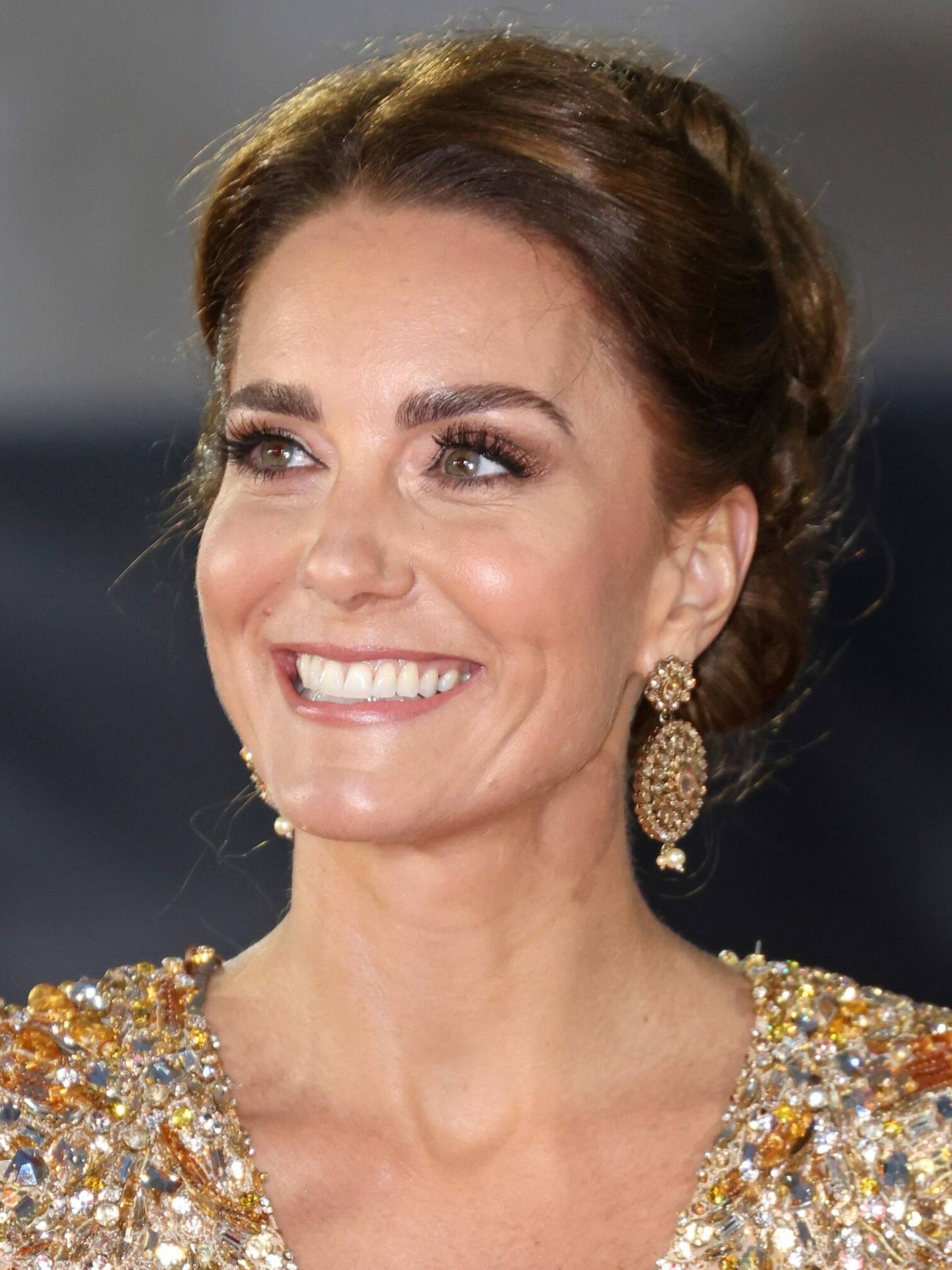 Kate Middleton soprendió con una piel radiante, un maquillaje glitter y un recogido años 60. (Cordon Press)