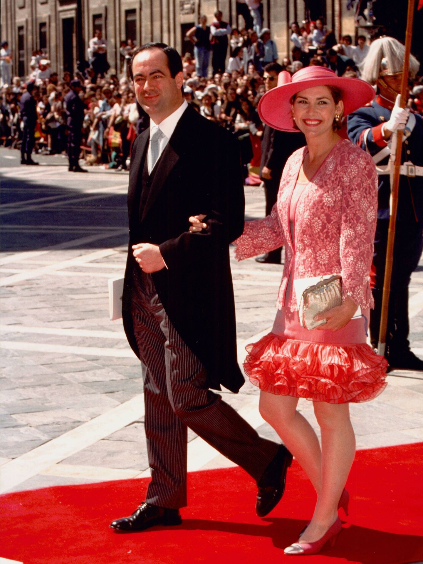 José Bono y Ana Rodríguez llegan a la boda de los duques de Lugo. (Cortesía José Bono)