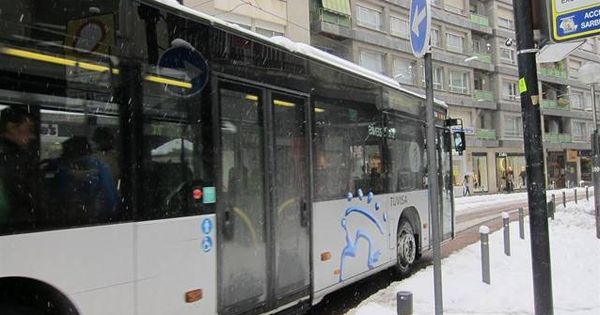 Foto: Un autobús circula por Vitoria. (Europa Press)