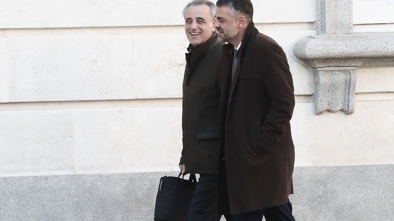 Foto: El exconseller de Empresa de la Generalitat Santi Vila (d), junto a su abogado Pau Molins, a su llegada al Tribunal Supremo este miércoles. (EFE)
