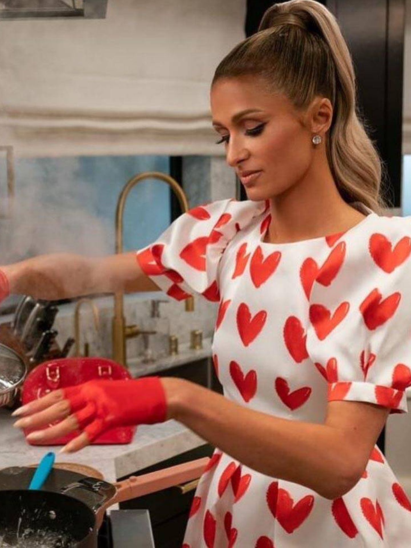 Paris Hilton cocinando (Imagen: Netflix)