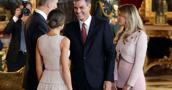 Foto: Pedro Sánchez saluda a los Reyes en presencia de Begoña.