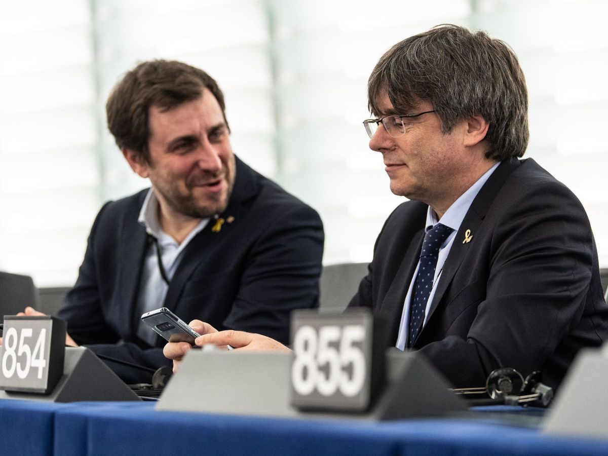 Foto: Toni Comín y Carles Puigdemont en el Parlamento Europeo. (EFE/EPA/Archivo/Patrick Seeger)