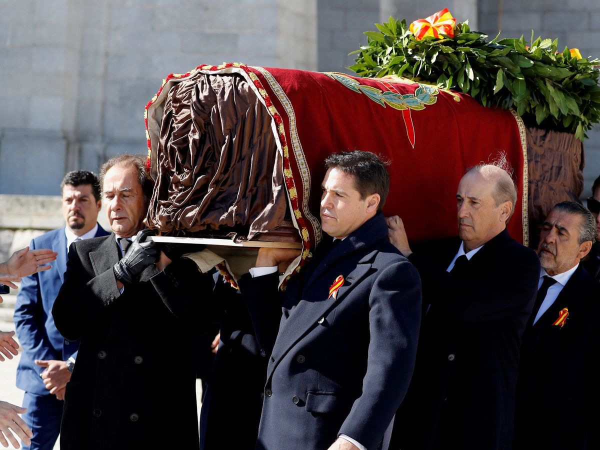 Foto: Los familiares sacan los restos de Franco del Valle de los Caídos tras la exhumación. (Reuters)