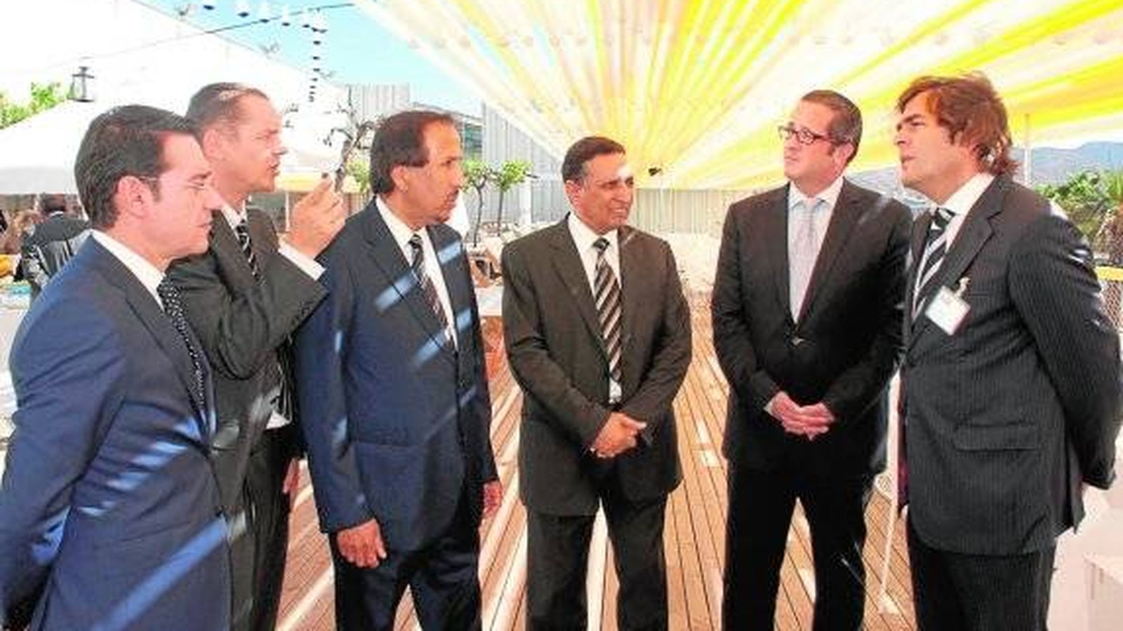 Foto: El príncipe Abdulá bin Zanyan al-Saud (tercero por la derecha), con directivos de Sabic, en una visita a la planta de Murcia en 2014. (Sabic)