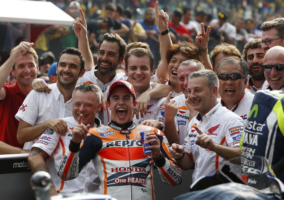 Foto: Marc Márquez celebra, junto a su equipo, la victoria en Sepang (Repsol Media).