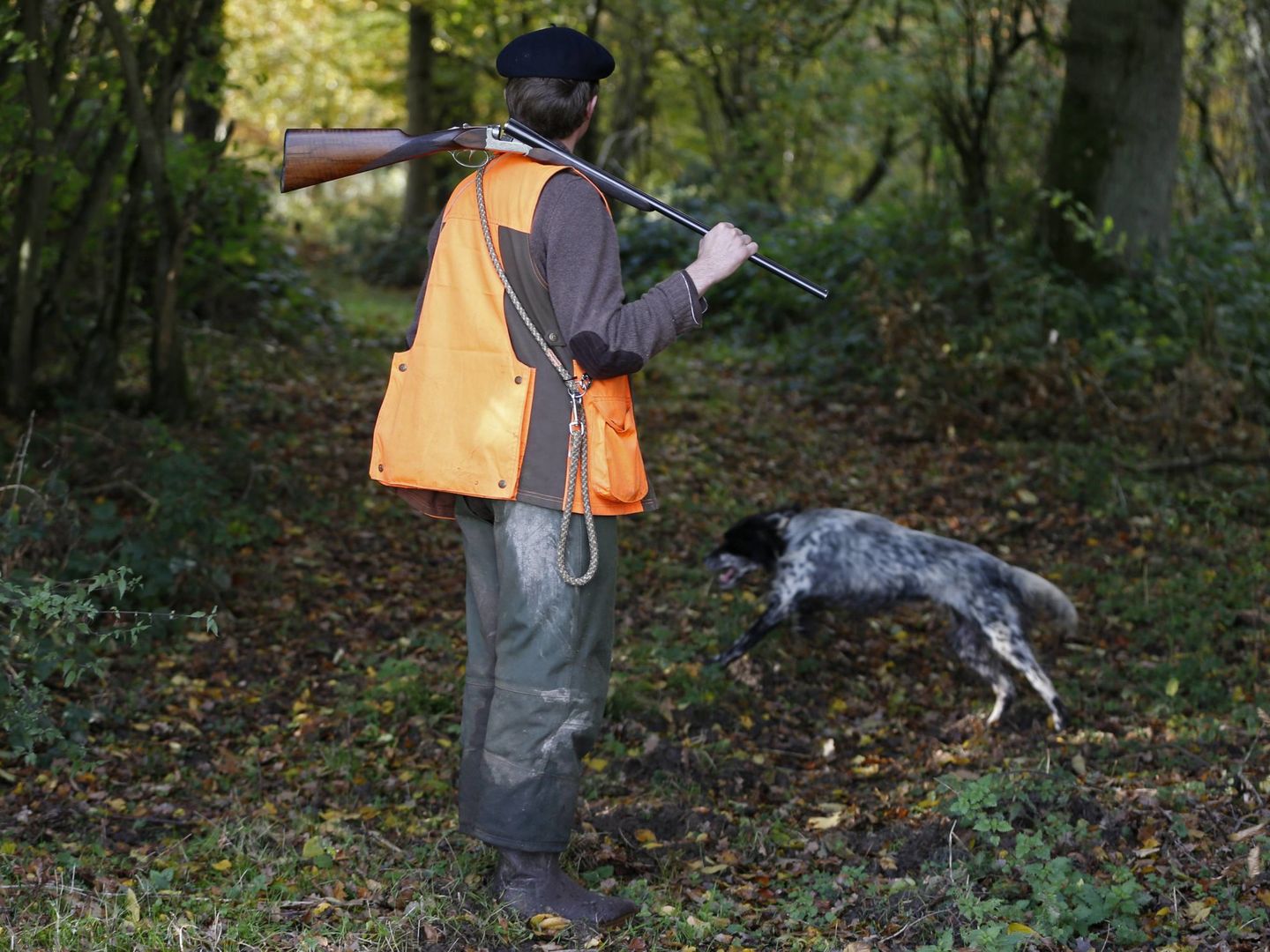 Un cazador con su perro (REUTERS/C.Platiau)