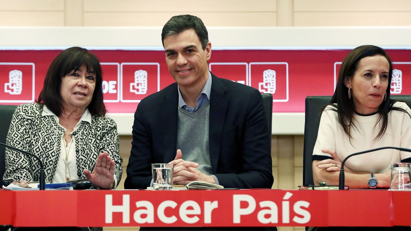 Pedro Sánchez, con Cristina Narbona (i) y Beatriz Corredor, el pasado febrero. (EFE)