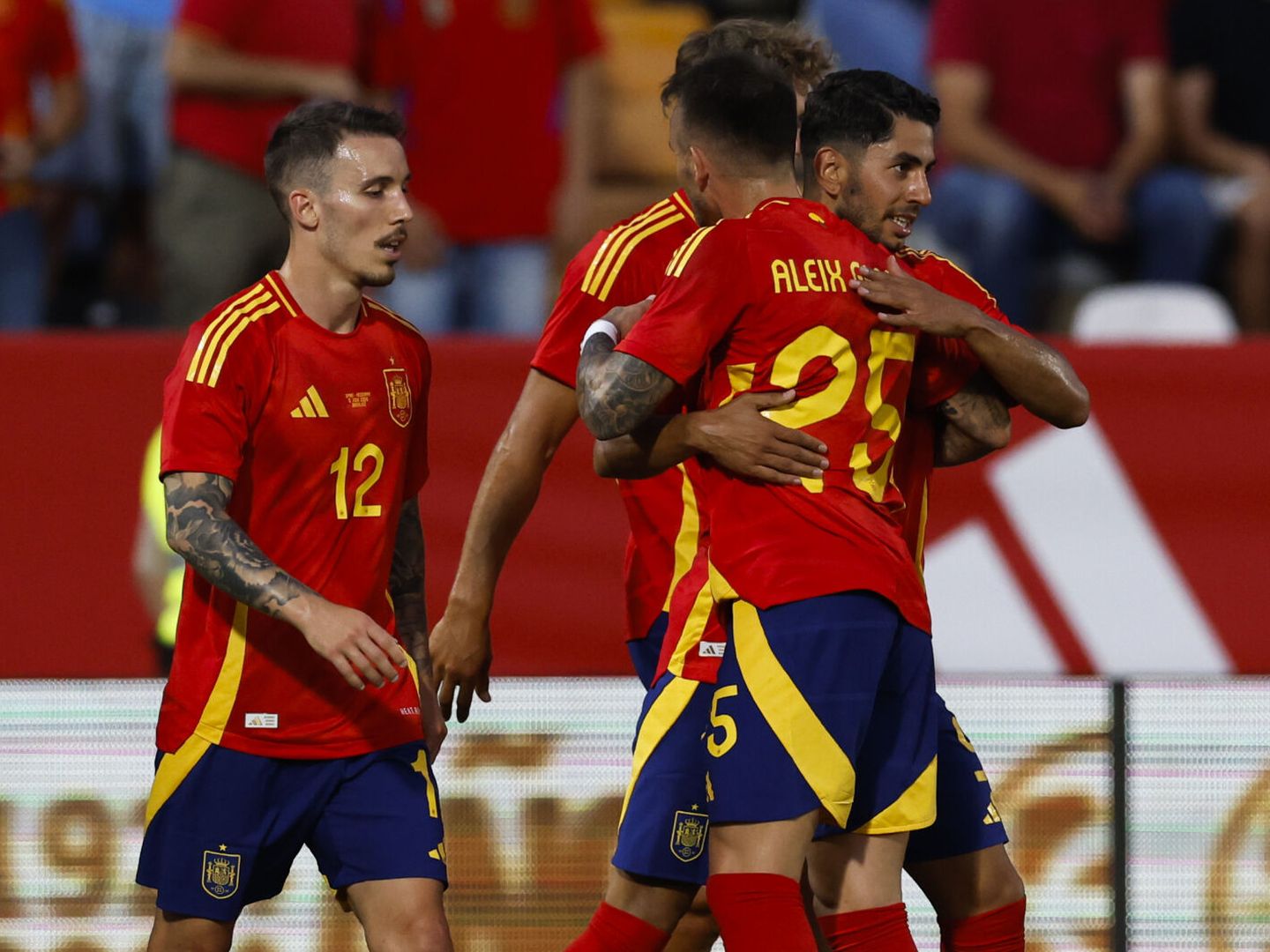 Los jugadores de España celebran el gol de Ayoze Pérez. (EFE/Julio Muñoz)