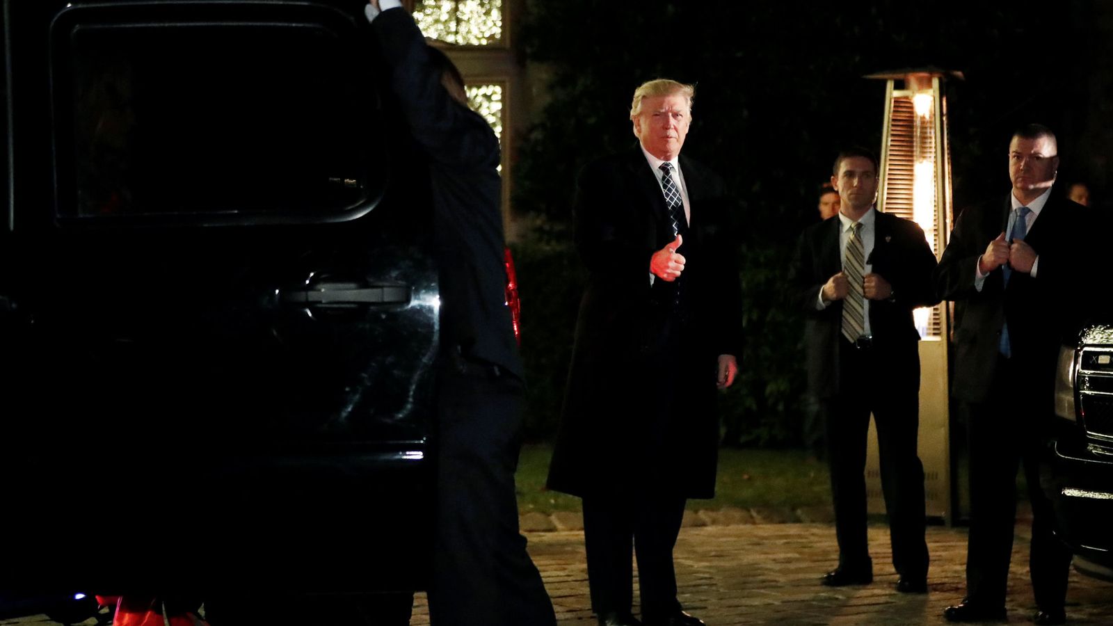 Foto: El presidente electo de EEUU, Donald Trump, saluda a la prensa a su llegada a una fiesta en Nueva York, el 3 de diciembre (Reuters). 