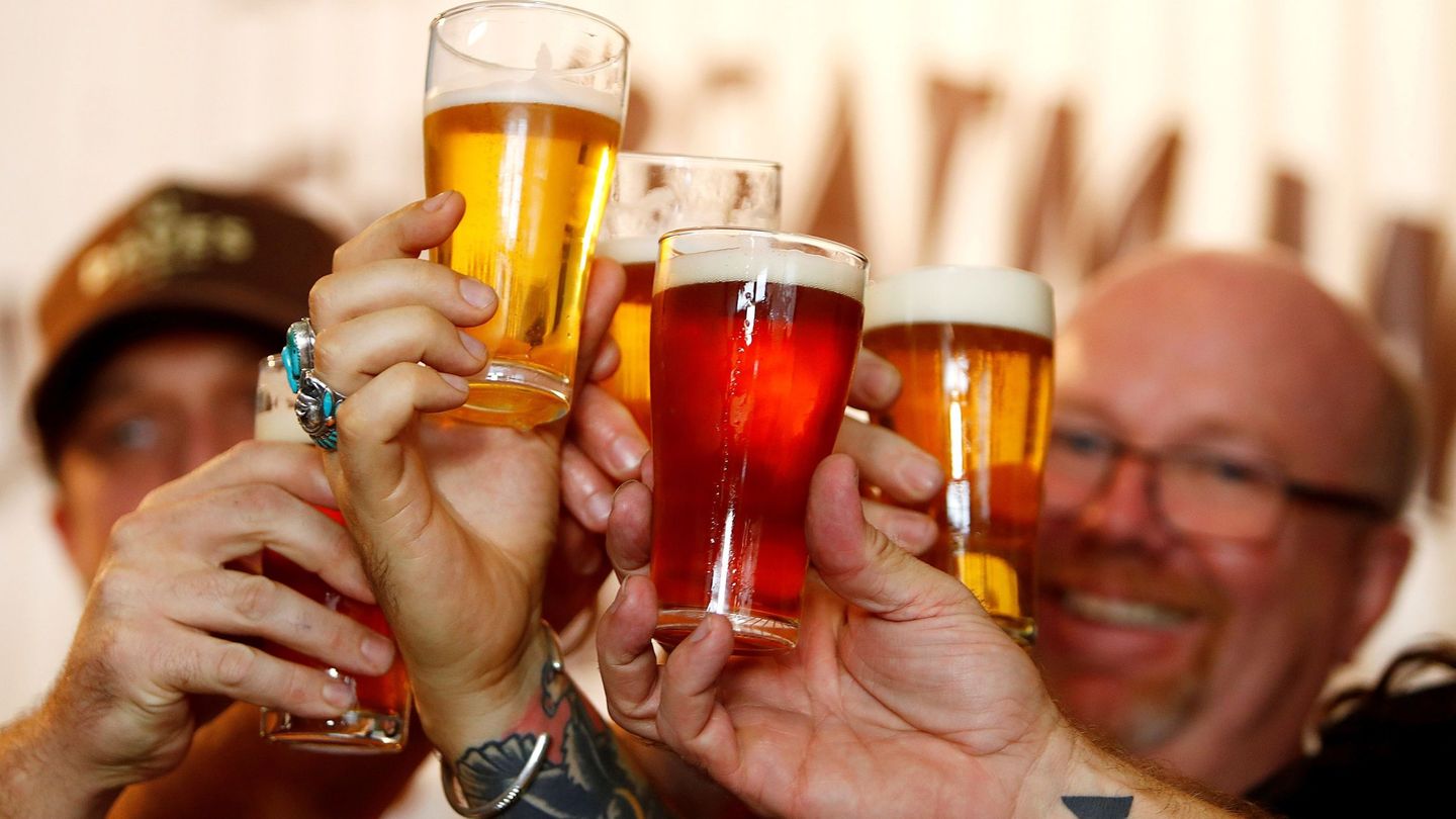 El récord de turistas ayudó al sector cervecero en 2018. (EFE)