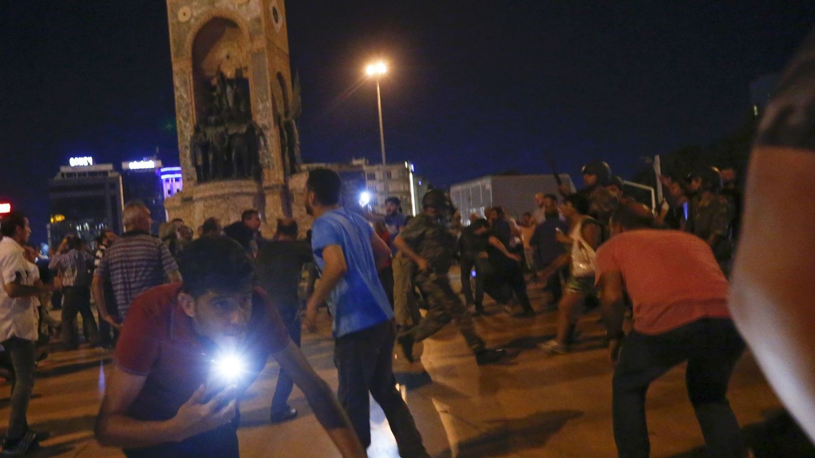 Foto: Defensores de Erdogan en la plaza Taksim (Reuters)