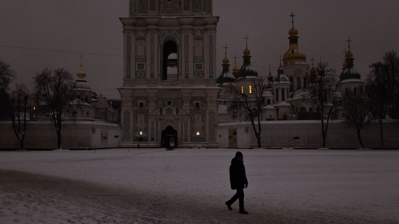 Foto: Una persona pasa por delante de la catedral de Santa Sofía, en Kiev, Ucrania. (EFE/EPA/Roman Pilipey) 