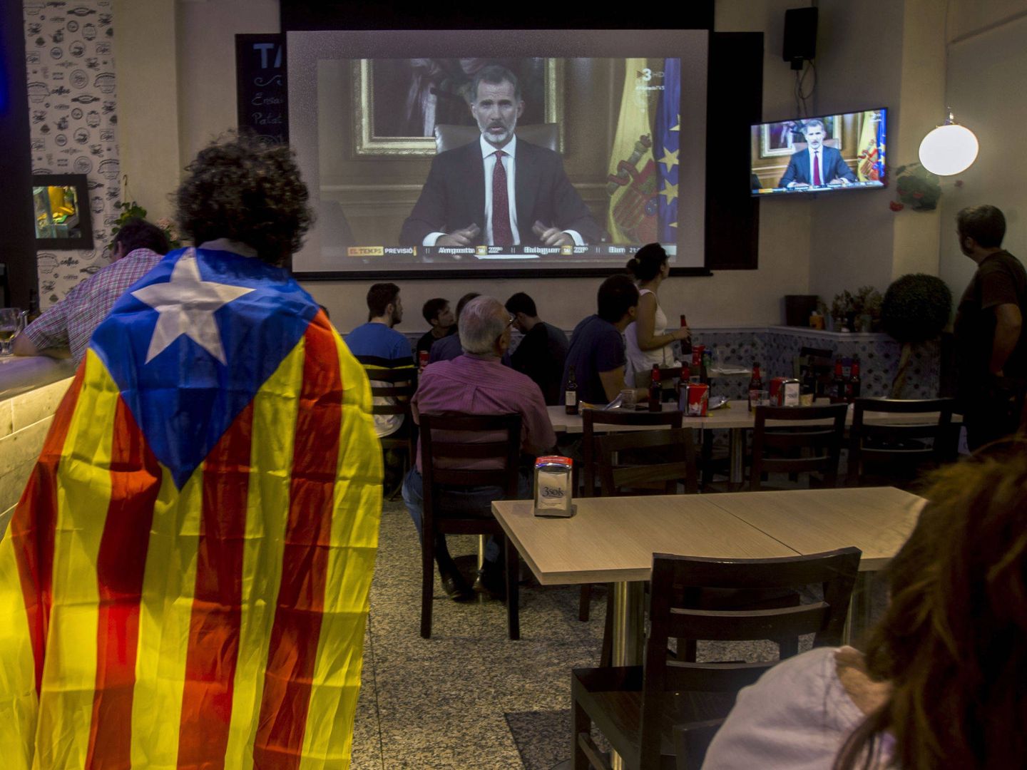 Un independentista catalán mira el discurso de Felipe VI el 3 de octubre. (EFE)
