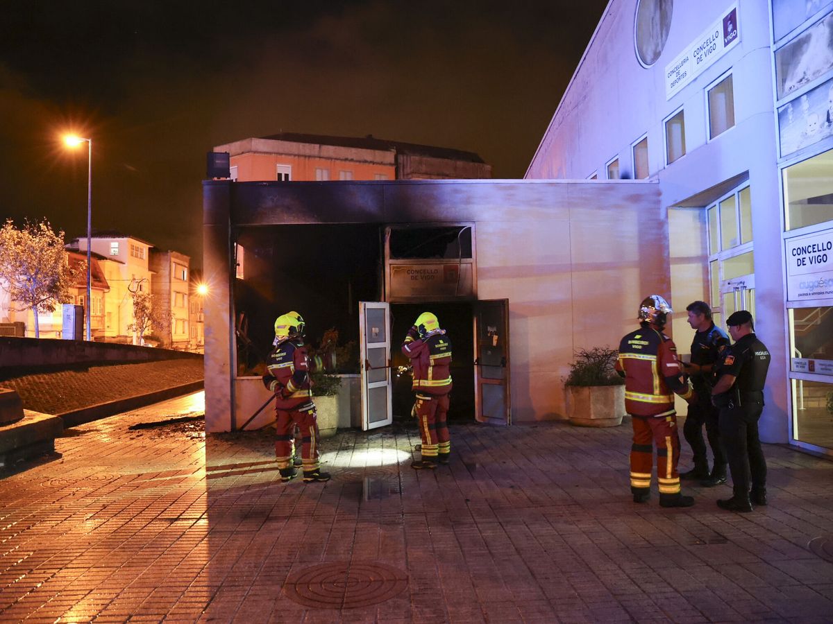 Foto: Vista de una actuación de los bomberos en Vigo. (EFE/Sxenick)