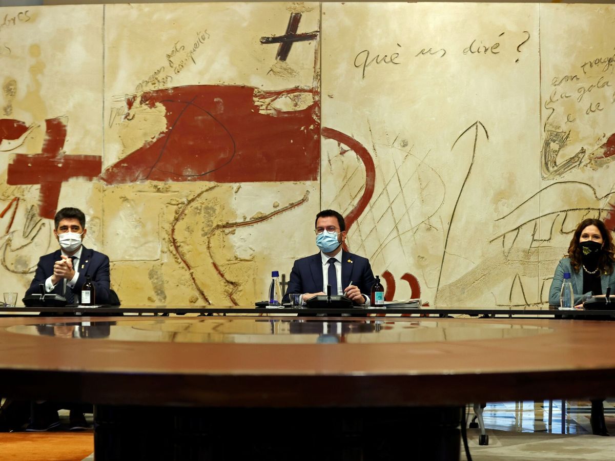 Foto: El presidente de la Generalitat, Pere Aragonès (c), acompañado del vicepresidente, Jordi Puigneró (i), y de la consellera de la Presidencia, Laura Vilagrà (d). (EFE/Toni Albir)