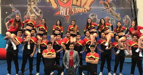 Foto: El equipo español de cheerleading junto a su entrenador (Facebook: España Cheer and Dance)