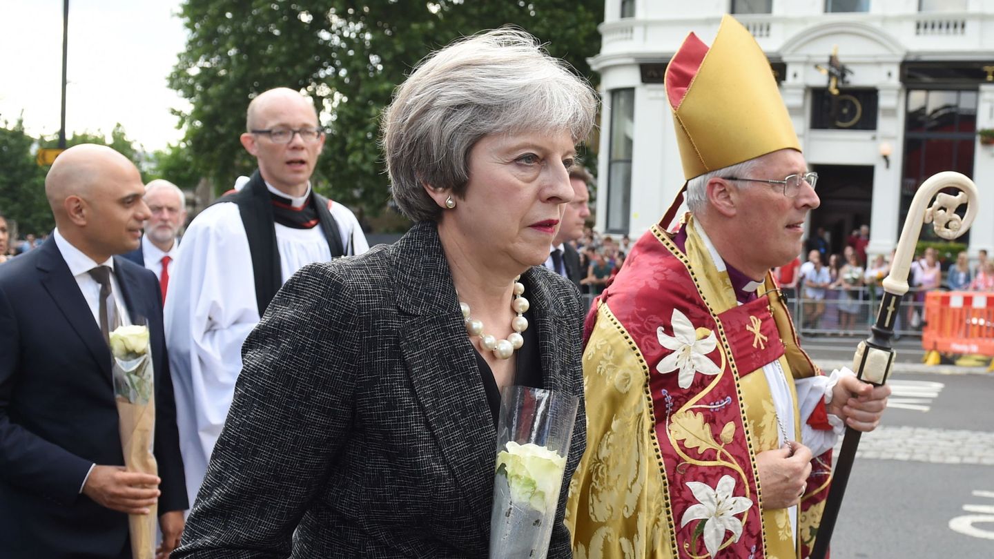 Theresa May encabeza una delegación que participa en la ofrenda floral en homenaje a las víctimas del ataque. (EFE)
