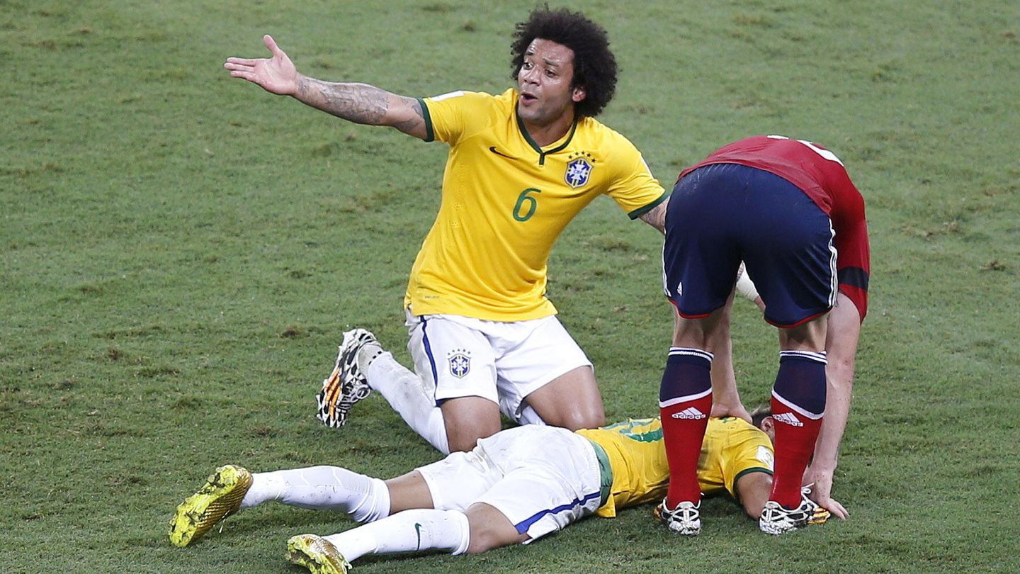 Neymar Júnior se queda tendido en el suelo tras la grave lesión sufrida en el Mundial de 2014. (EFE)