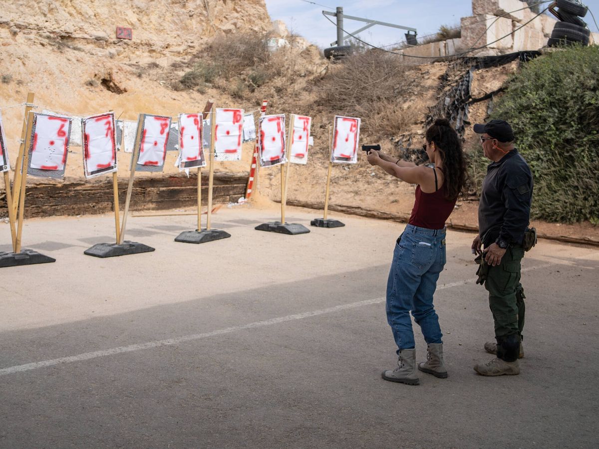Foto: Una chica haciendo prácticas de tiro en un asentamiento cerca de Jerusalén. (Fermín Torrano)