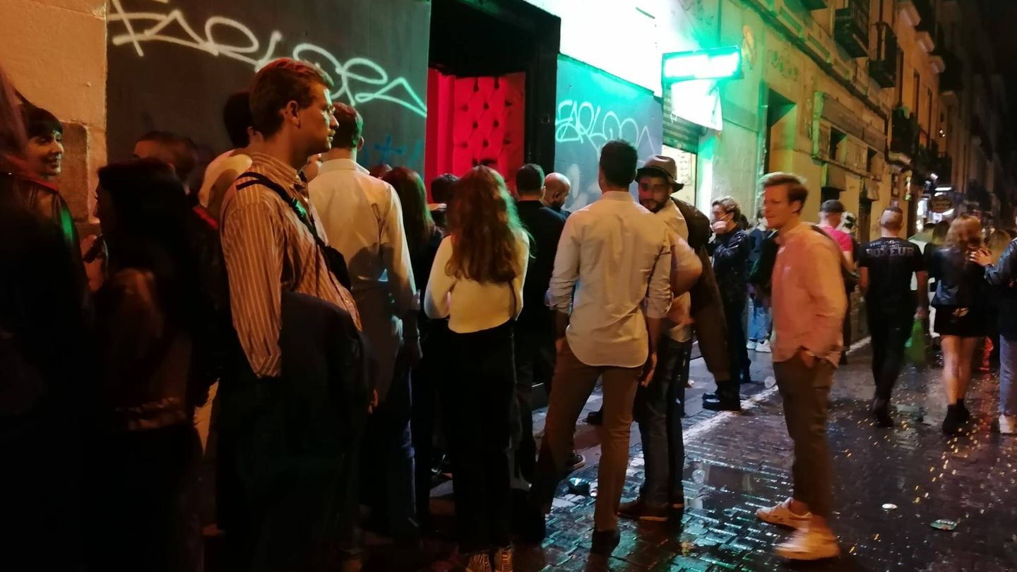 Varios jóvenes, a las puertas de un local de ocio nocturno en Madrid. 